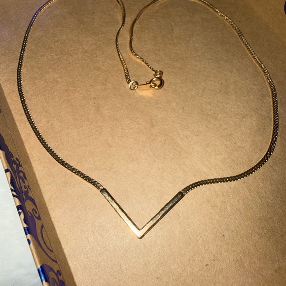 Vintage Avon Goldtone Necklace with Green and Clear Stones - Picture 9 of 11